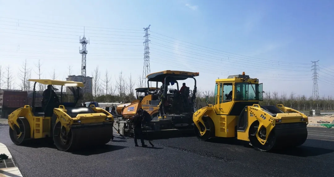 MK网RP903摊铺机郑州施工