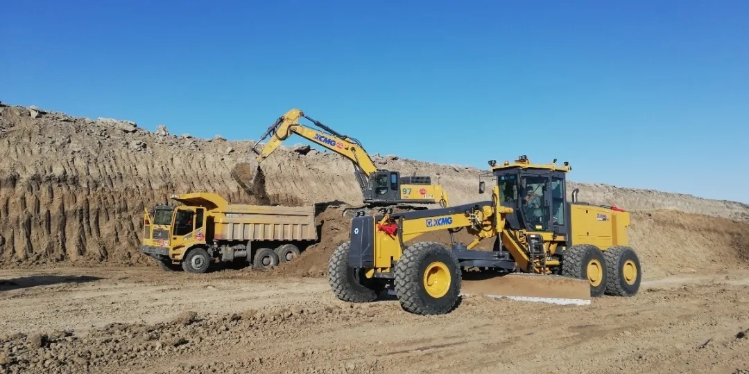 MK网超大型矿用平地机GR5505