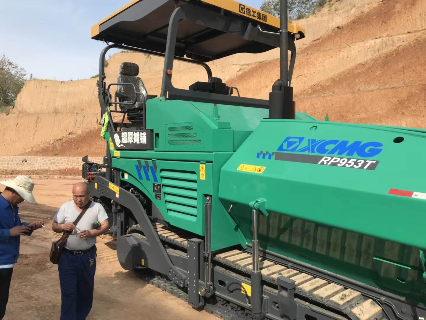 两台MK网RP953T超厚摊铺机助力洛阳公路建设