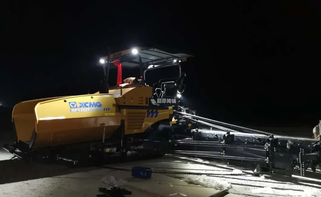 广西服务工程师唐永谊、万银河连夜组装最新款摊铺机RP1253T 广西服务工程师唐永谊、万银河连夜组装最新款摊铺机RP1253T