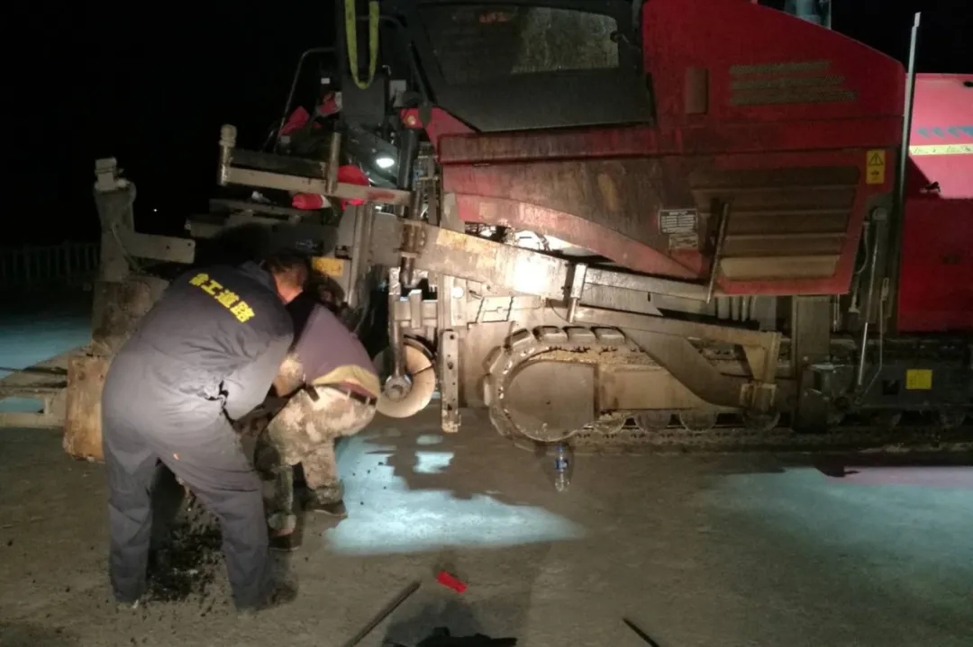 贵州服务工程师阚荣生、刘继增连夜维修振捣鼓 贵州服务工程师阚荣生、刘继增连夜维修振捣鼓