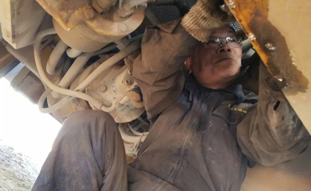 江苏MK网服务工程师丁全福为客户更换油缸 江苏MK网服务工程师丁全福为客户更换油缸