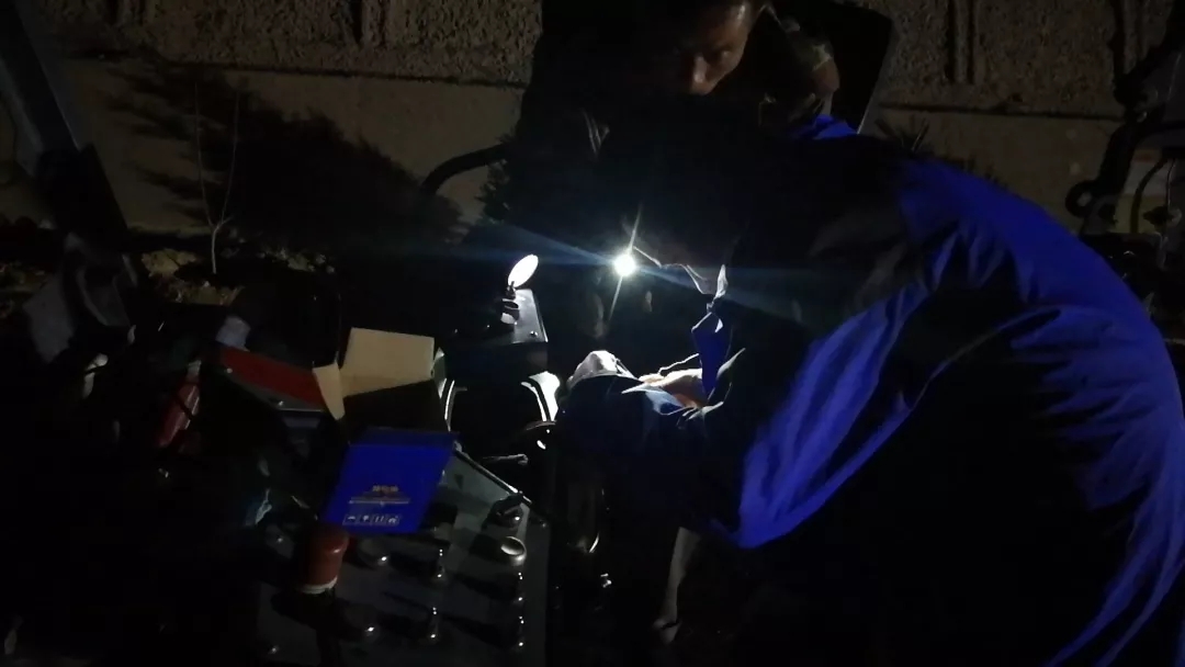 青海服务工程师张忠青挑灯夜战 青海服务工程师张忠青挑灯夜战