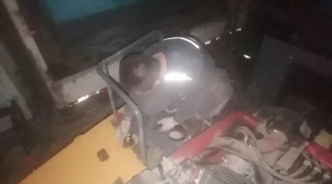 陕西服务工程师宋军连夜加装洒油系统 陕西服务工程师宋军连夜加装洒油系统