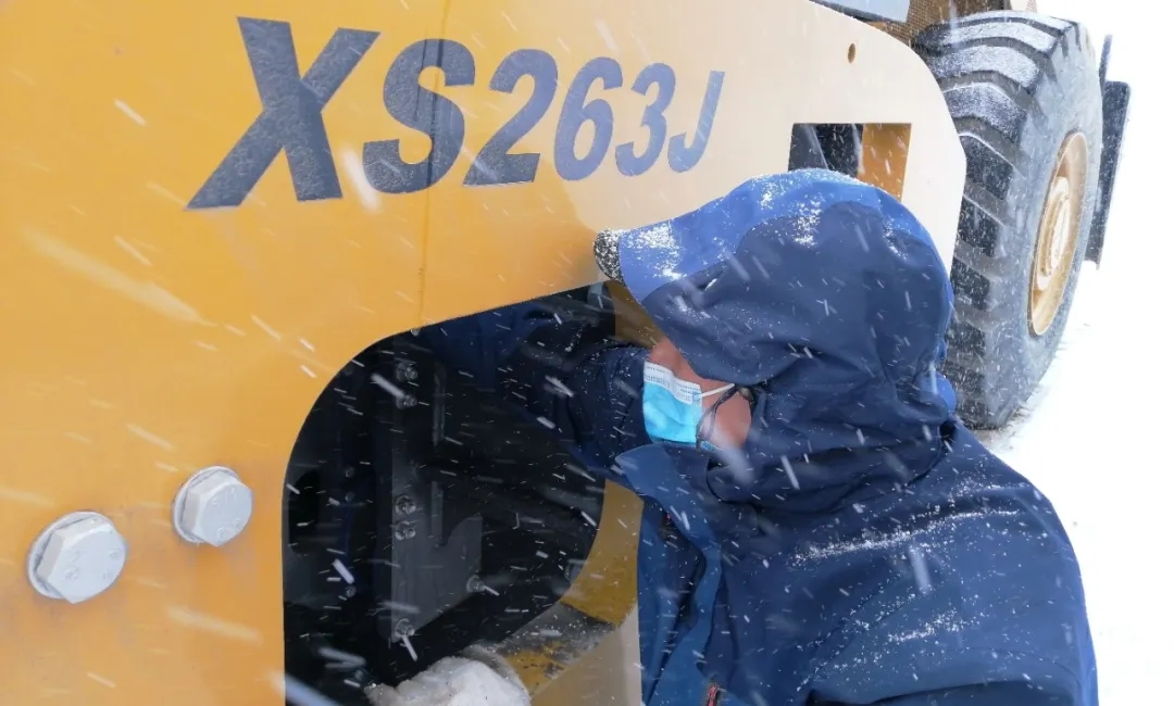 西藏服务工程师罗红学冒着大雪为客户检修设备 西藏服务工程师罗红学冒着大雪为客户检修设备