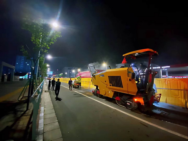 MK网XM1205F摊铺机助力郑州市桐柏南路市政工程建设