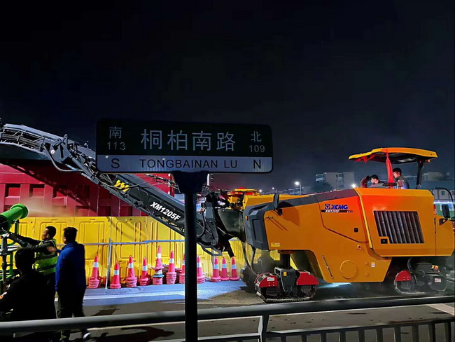 MK网XM1205F摊铺机助力郑州市桐柏南路市政工程建设