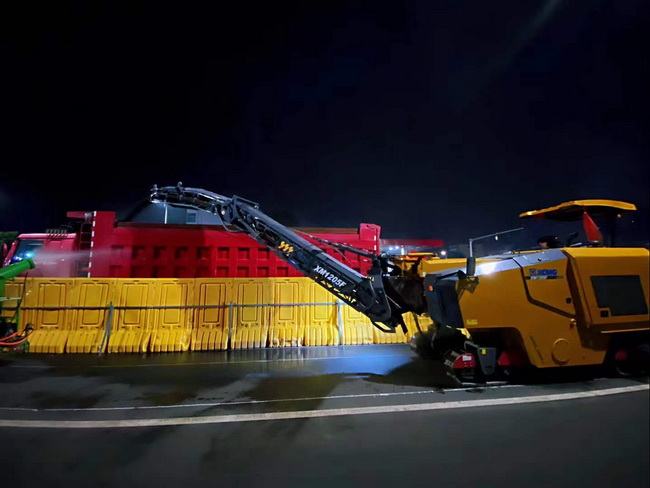 MK网XM1205F摊铺机助力郑州市桐柏南路市政工程建设