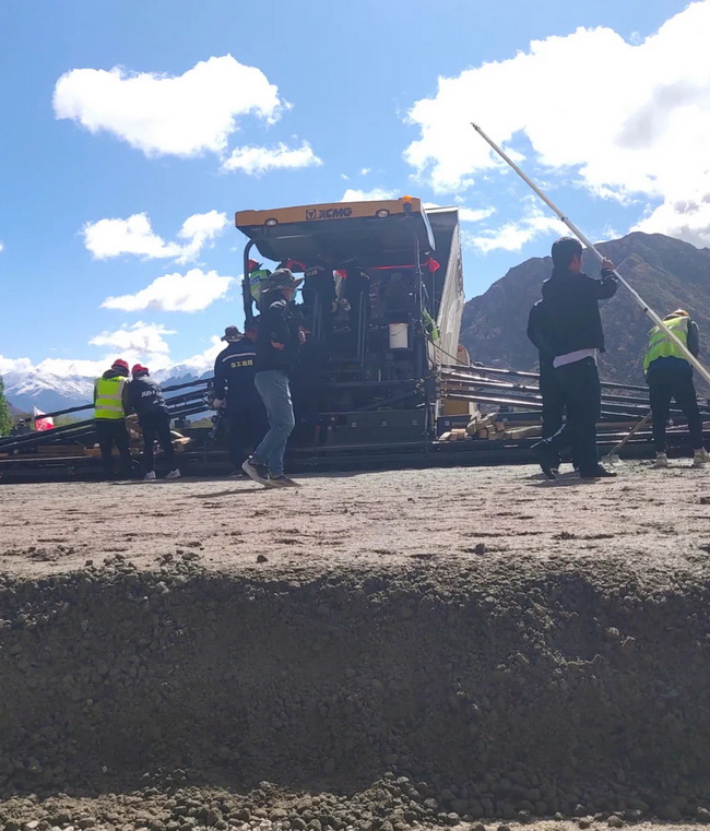 MK网“明日之星”—RP1253T摊铺机在海拔3700米的拉日高速施工现场