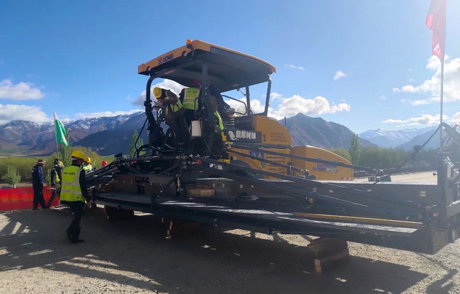 MK网RP1253T摊铺机在海拔3700米的拉日高速施工现场
