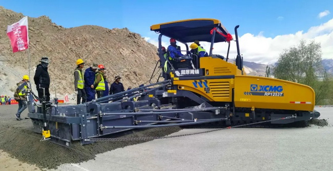 MK网RP1253T摊铺机在海拔3700米的拉日高速施工现场