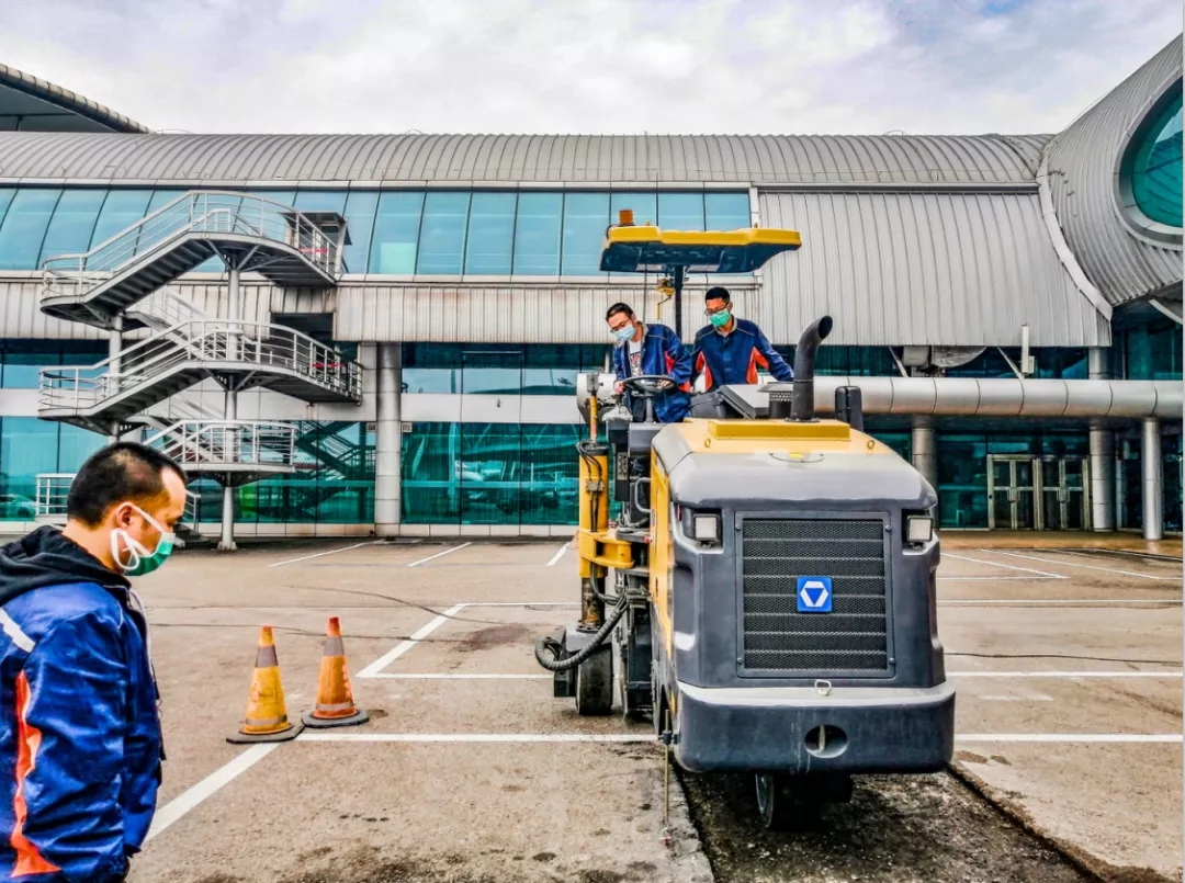 MK网小型铣刨机进行沥青混凝土面层小面积开挖翻新