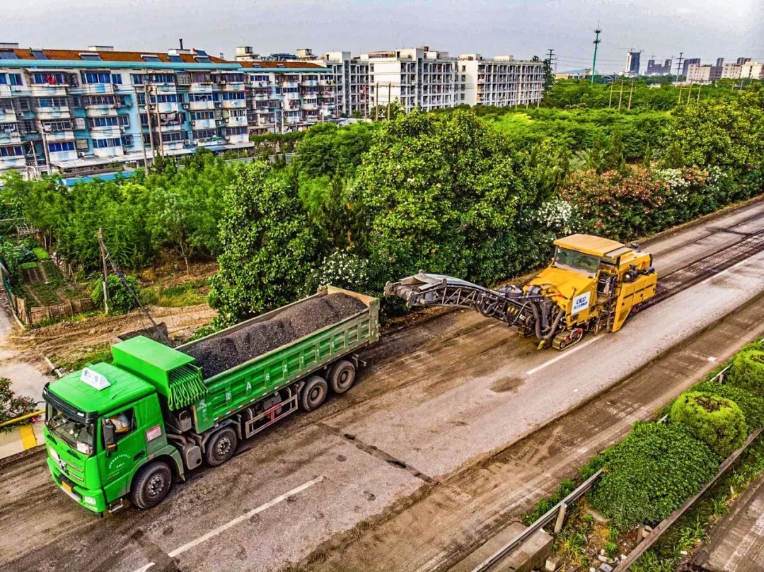 MK网大型铣刨机XM200KⅡ施工作业