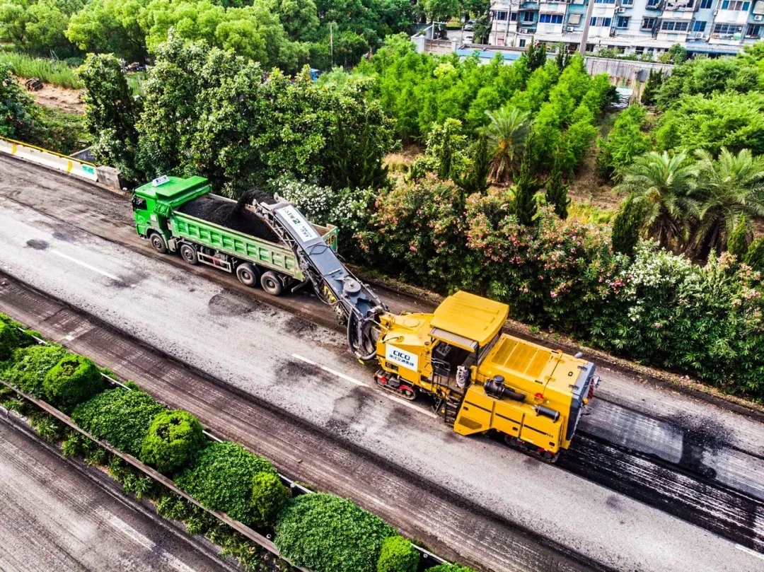 6台MK网大型铣刨机XM200KⅡ集结沪杭甬高速公路,助力该高速拆除工程 6台MK网大型铣刨机XM200KⅡ集结沪杭甬高速公路,助力该高速拆除工程