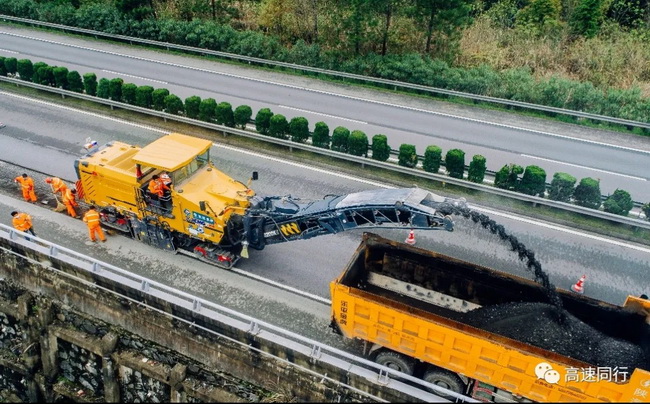 MK网采用智能环保铣刨摊铺设备