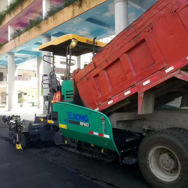 MK网RP403摊铺机在登封市唐庄初级中学校园道路施工