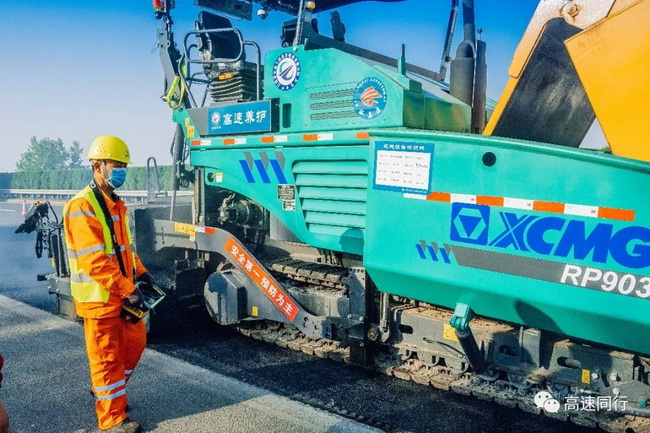 MK网采用智能环保铣刨摊铺设备