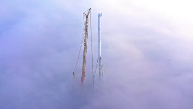 MK网XGC11000起重机河南施工