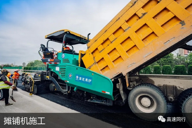 MK网采用智能摊铺机技术