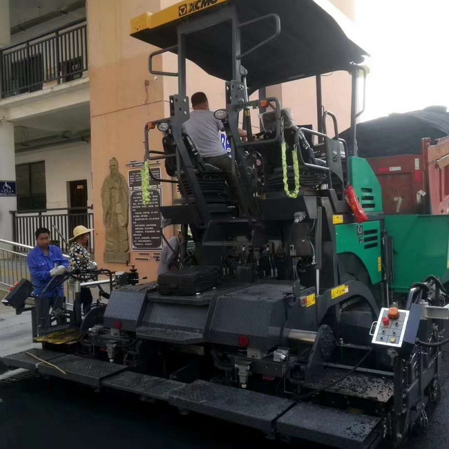 MK网摊铺机在登封市唐庄初级中学校园道路施工