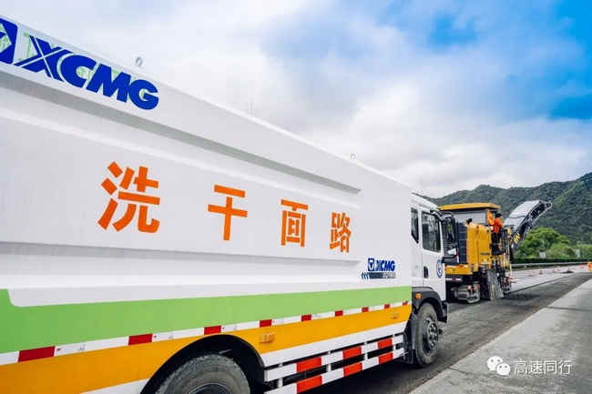 MK网路面干洗车有效地将路面顽固的污染物清扫干净