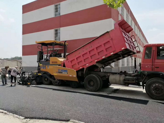 MK网RP453L摊铺机在登封市唐庄初级中学校园道路施工
