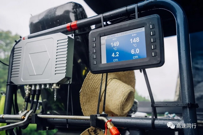 MK网摊铺机施工中沥青测厚显示