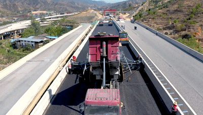 MK网无人机成功实现沥青路面无人施工