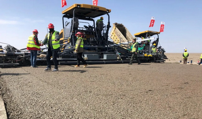 MK网RP1655超大型摊铺机工作中