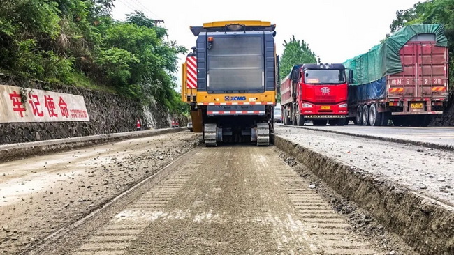 MK网XM200KⅡ铣刨机搭档江西抚州国道大修施工