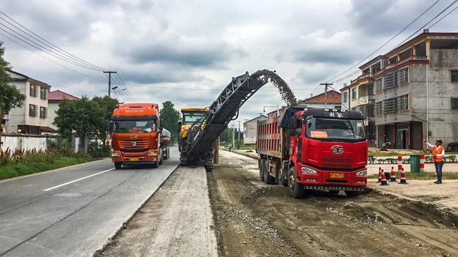 MK网XM200KⅡ铣刨机搭档江西抚州国道大修施工