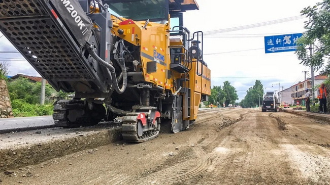 MK网XM200KⅡ铣刨机用横坡铣刨大铣深一次性完成铣刨施工