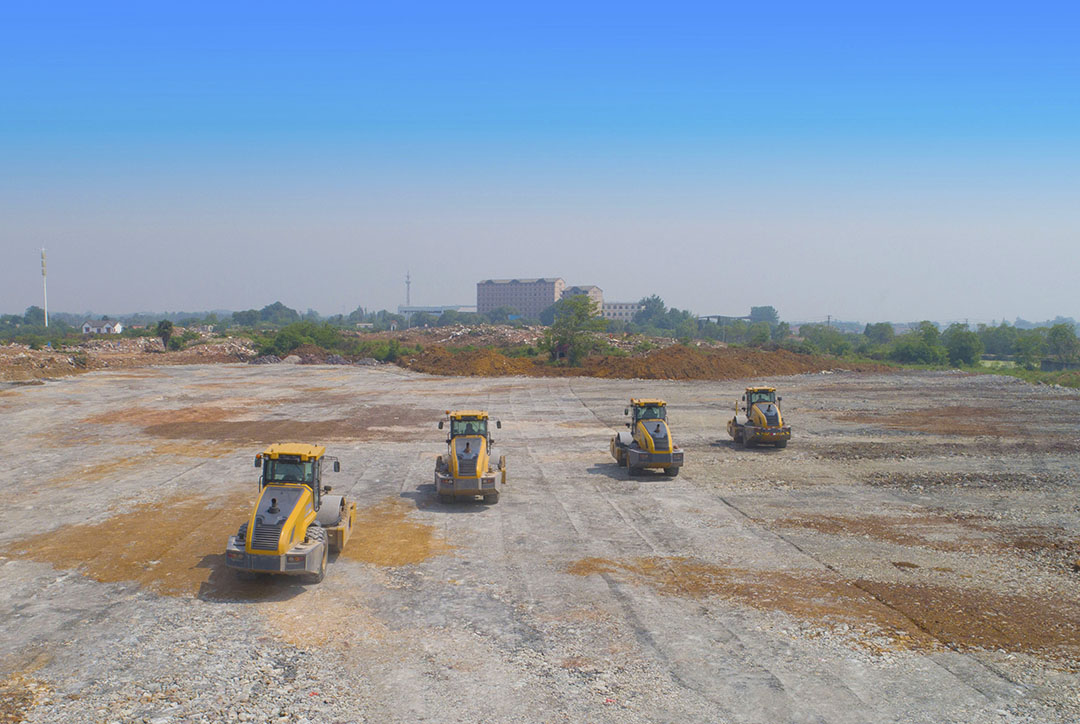 MK网8台XS365大吨位压路机智能协同、紧锣密鼓的开展工作