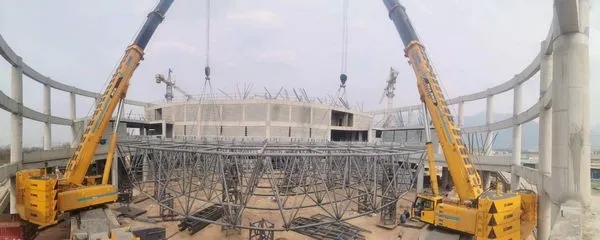 两台MK网XCA300起重机合力作业 两台MK网XCA300起重机合力作业