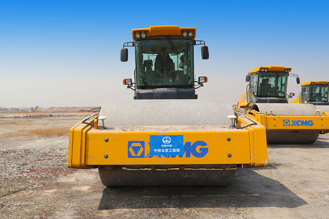 MK网大吨位压路机XS365