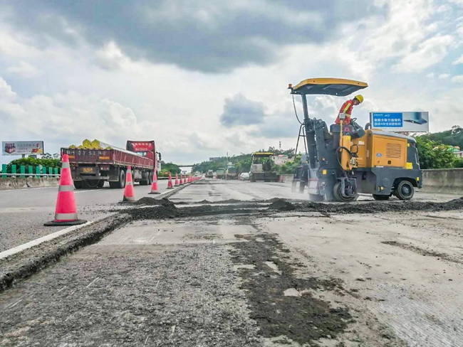 MK网大型铣刨机XM200K负责大面积铣刨作业 MK网大型铣刨机XM200K负责大面积铣刨作业