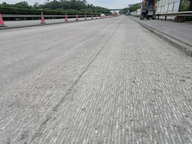 MK网小型铣刨机XM503K正在配合XM200K进行贴边铣刨施工