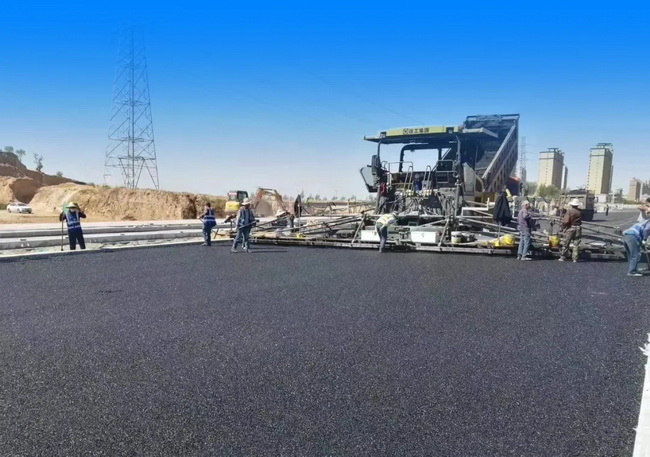 MK网RP1655摊铺机助力陕西省当地市政建设