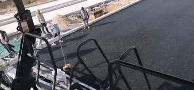 MK网超大型智能摊铺机RP1655还配有“智能散热风扇”