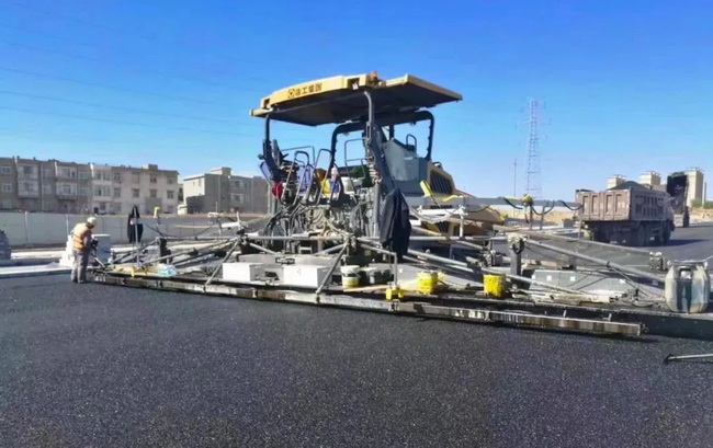 MK网超大型智能摊铺机RP1655摊铺连续稳定，平整光洁