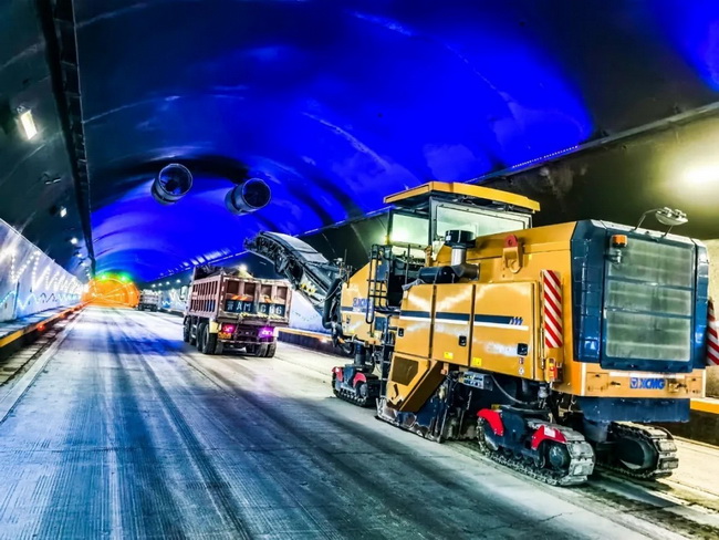 MK网大型铣刨机XM200KⅡ隧道内水泥路面铣刨