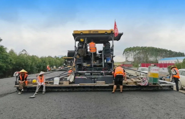 两台MK网摊铺机施工