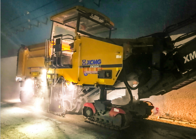 MK网XM200KⅡ铣刨机9cm水泥的铣刨