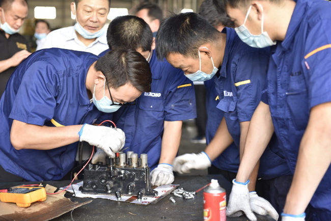 MK网铲运中原区中大吨位服务技能培训