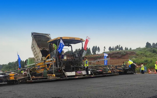 MK网超大型摊铺机RP1655摊铺机