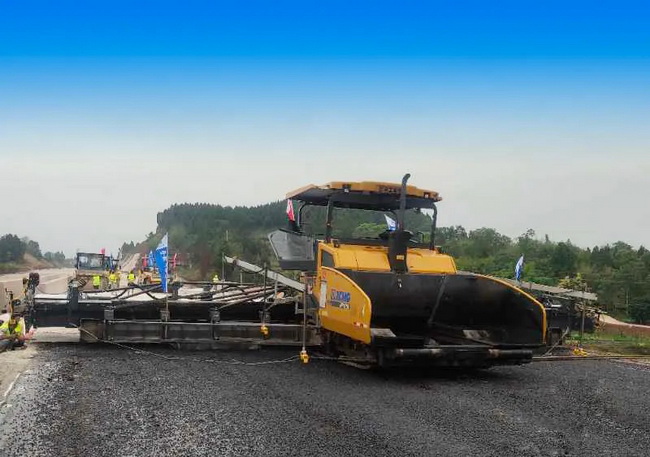 MK网超大型摊铺机RP1655摊铺机