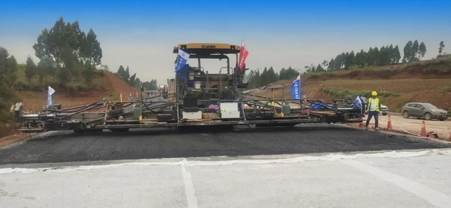 MK网RP1655大型摊铺机最大摊铺宽度达15m