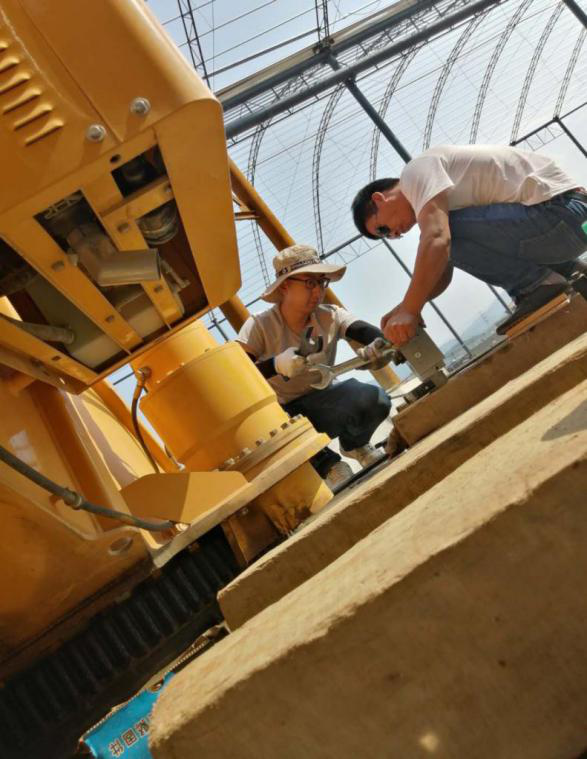 南阳马师傅接到用户电话立即奔赴车辆现场为客户进行维修 南阳马师傅接到用户电话立即奔赴车辆现场为客户进行维修