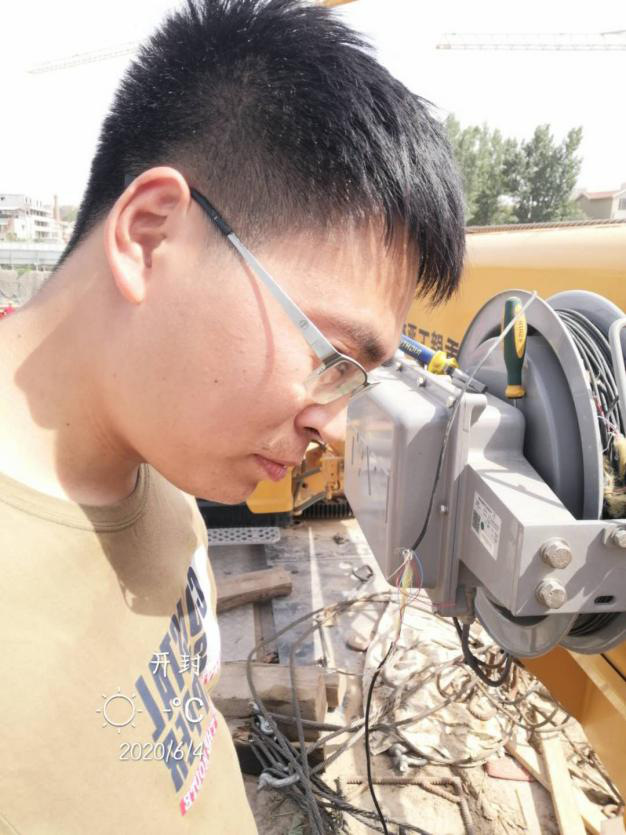 徐重服务人员李师傅冒着酷暑为客户修车 徐重服务人员李师傅冒着酷暑为客户修车