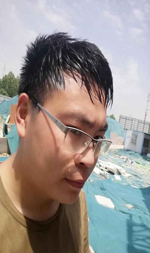 徐重服务人员李师傅冒着酷暑为客户修车 徐重服务人员李师傅冒着酷暑为客户修车